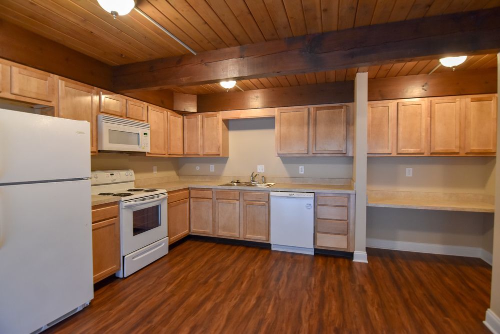 Tallmadge Pointe Apartments: 306 Northeast Ave, Tallmadge, OH 44278